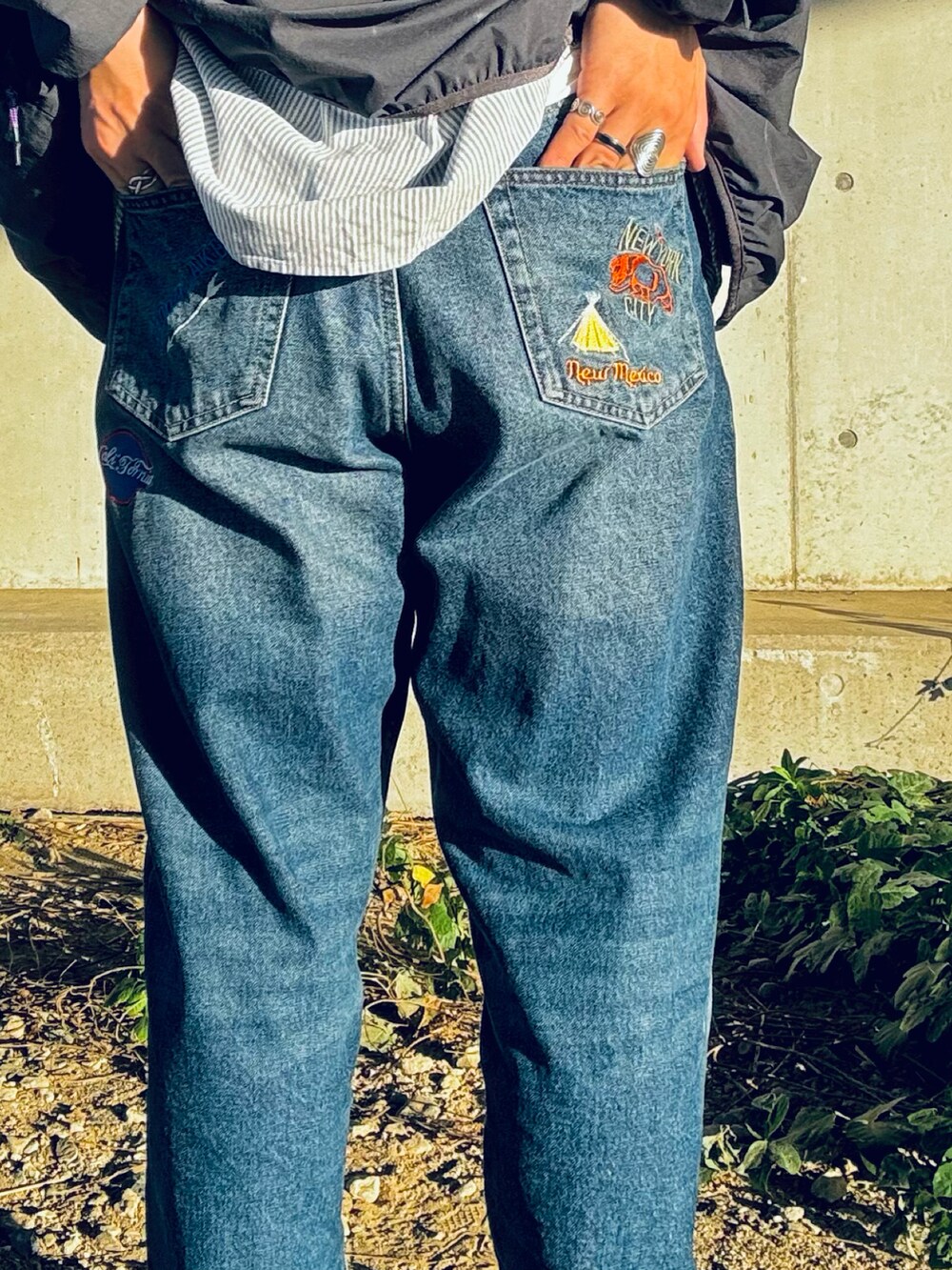 ブラック系のスニーカー、ブルー系のデニムパンツ、ブルー系のシャツ/ブラウスを着用したメンズの秋コーディネートの5枚目の写真