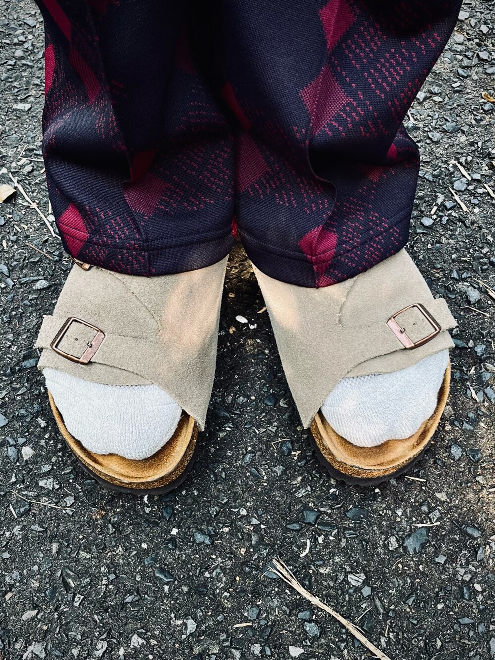 ベージュ系のサンダル、パープル系のその他パンツ、グレー系のポロシャツを着用したメンズの夏コーディネートの5枚目の写真