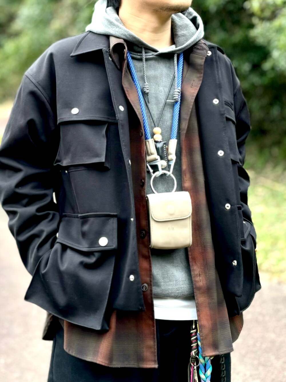 ブラック系のブーツ、ブラック系のチノパンツ、ブラック系のミリタリージャケットを着用したメンズの冬コーディネートの4枚目の写真