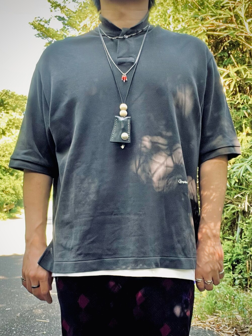 ベージュ系のサンダル、パープル系のその他パンツ、グレー系のポロシャツを着用したメンズの夏コーディネートの3枚目の写真