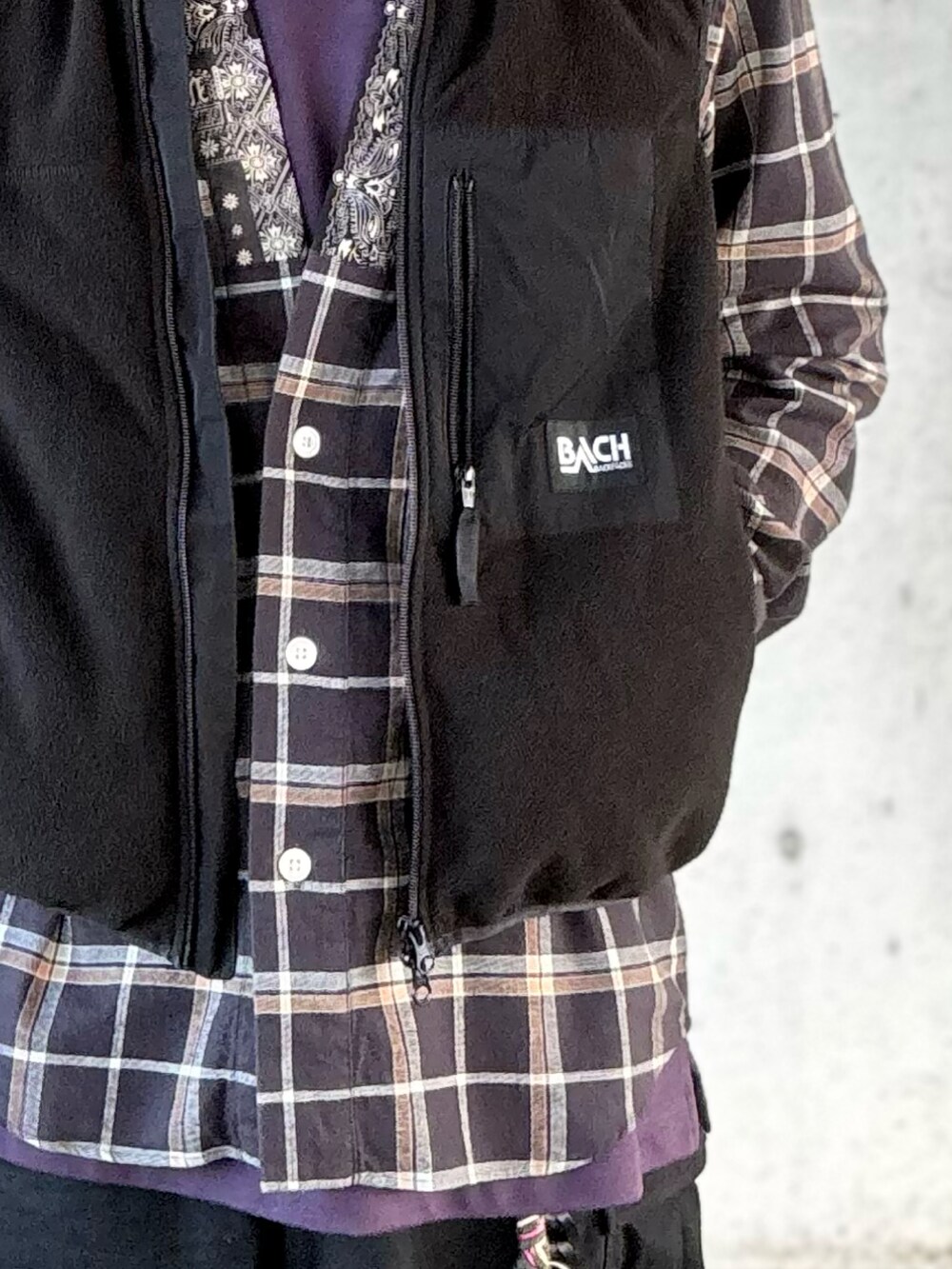 ブラック系のスニーカー、ブラック系のカーゴパンツ、ブラウン系のシャツ/ブラウスを着用したメンズの秋コーディネートの3枚目の写真