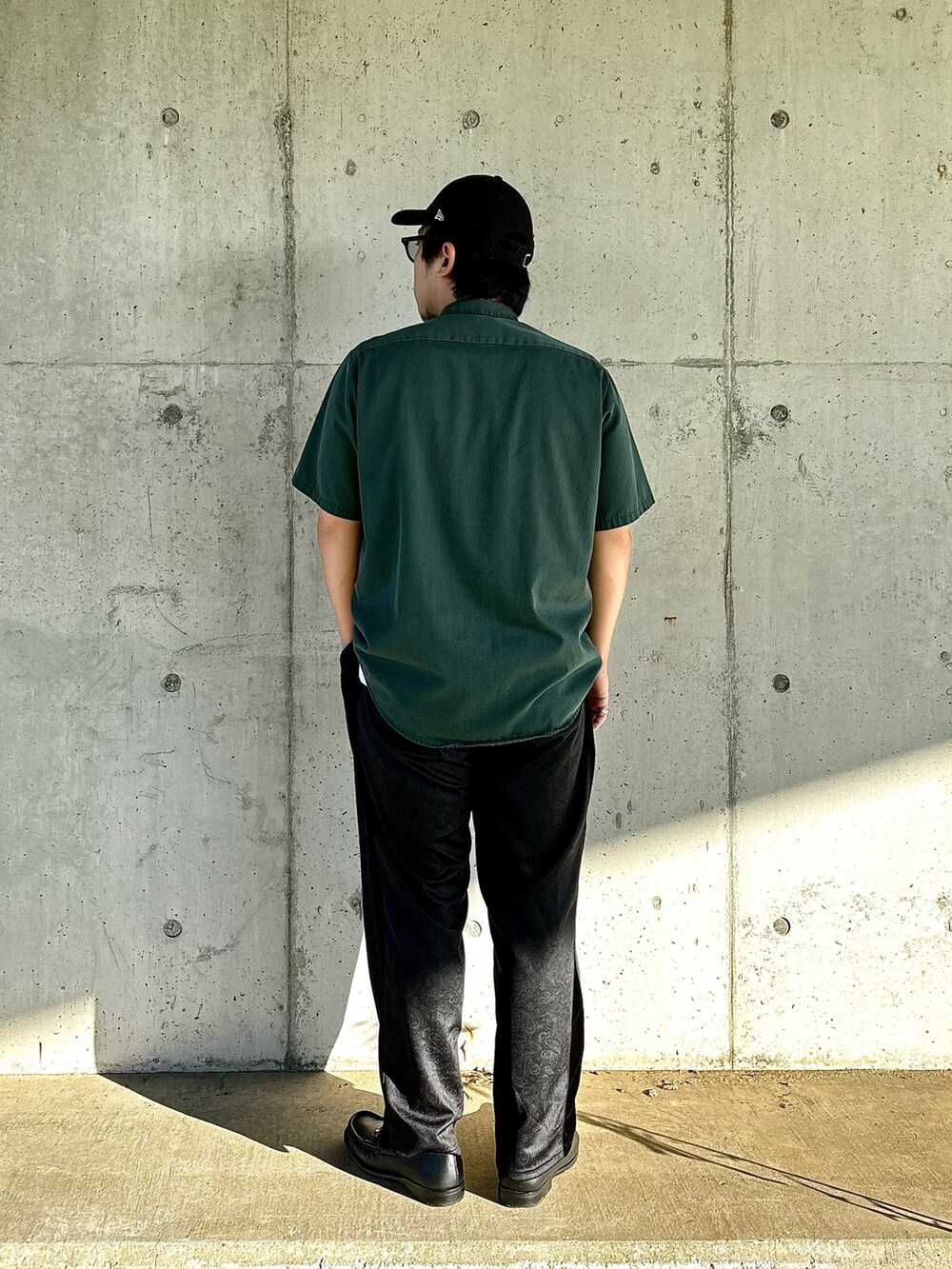 ブラック系のローファー、ブラック系のその他パンツ、グリーン系のシャツ/ブラウスを着用したメンズの秋コーディネートの2枚目の写真