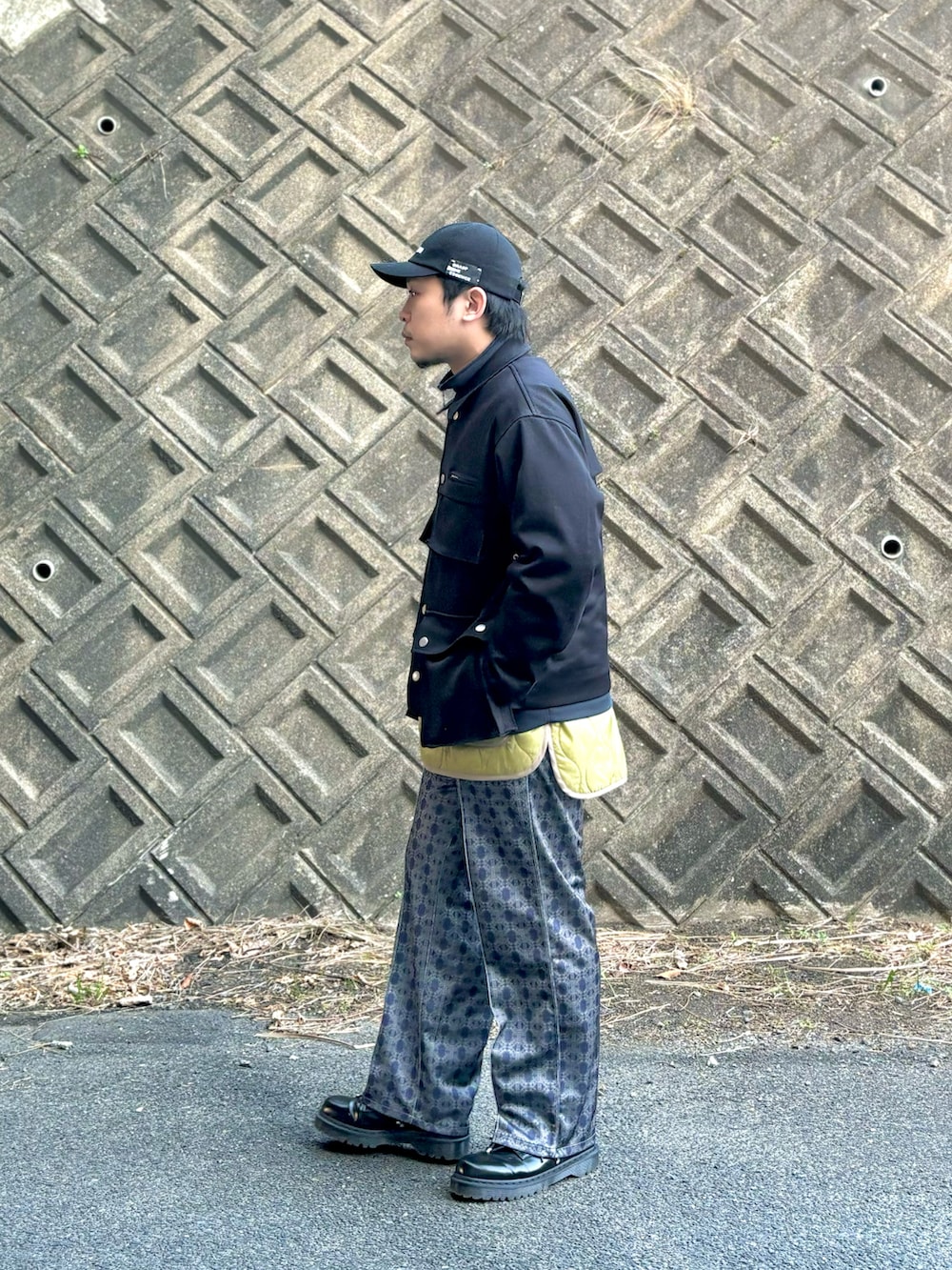 ブラック系のミリタリージャケット、ブラック系のブルゾン、ベージュ系のミリタリージャケットを着用したメンズの冬コーディネートの2枚目の写真