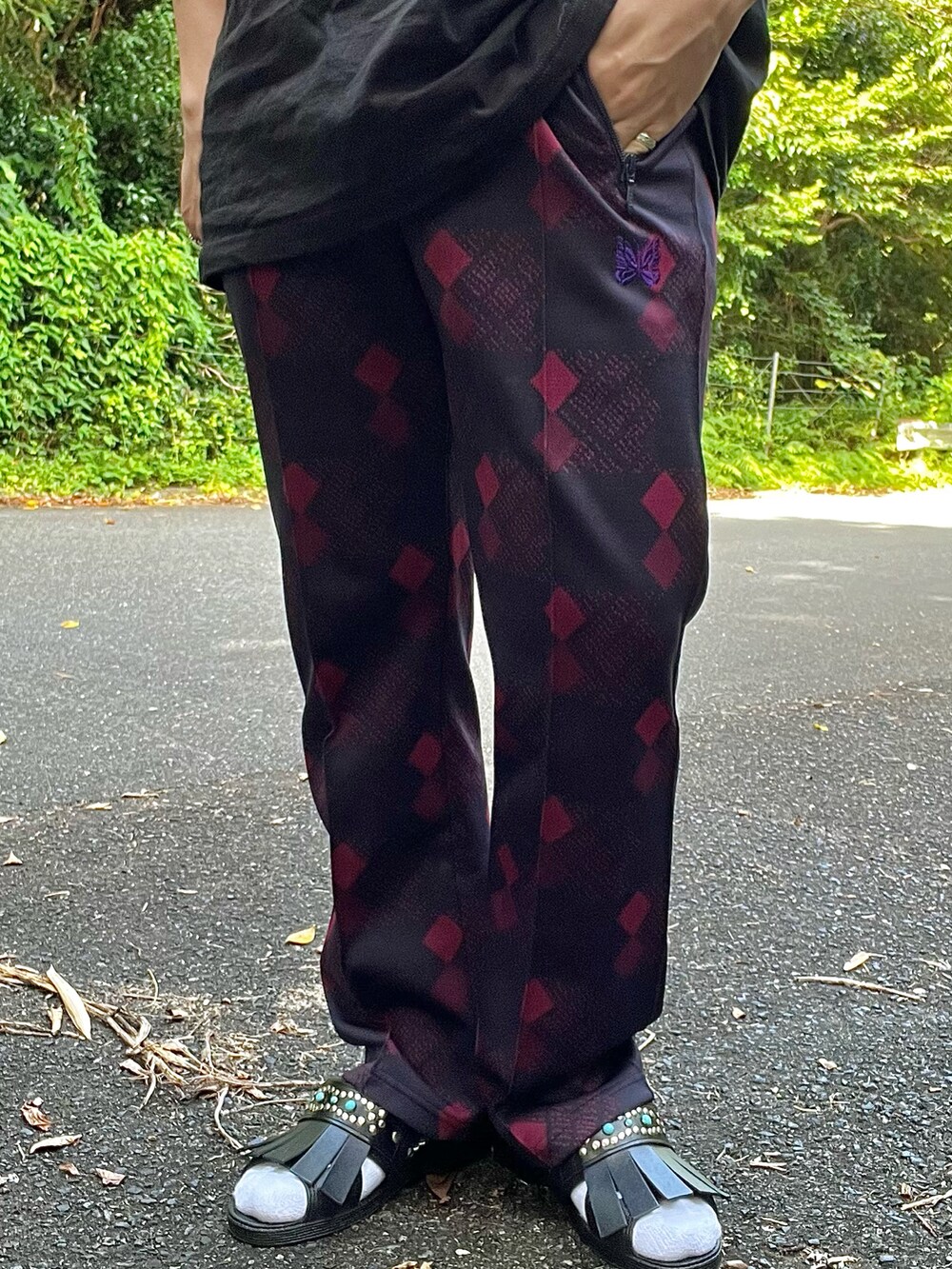 ブラック系のサンダル、パープル系のその他パンツ、ブラック系のTシャツ/カットソーを着用したメンズの夏コーディネートの4枚目の写真