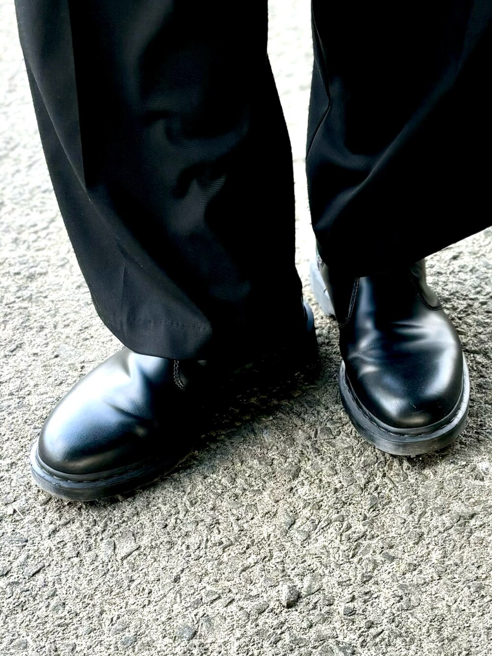 ブルー系のベスト、ブラック系のジャケット/アウター、グレー系のニット/セーターを着用したメンズの冬コーディネートの5枚目の写真