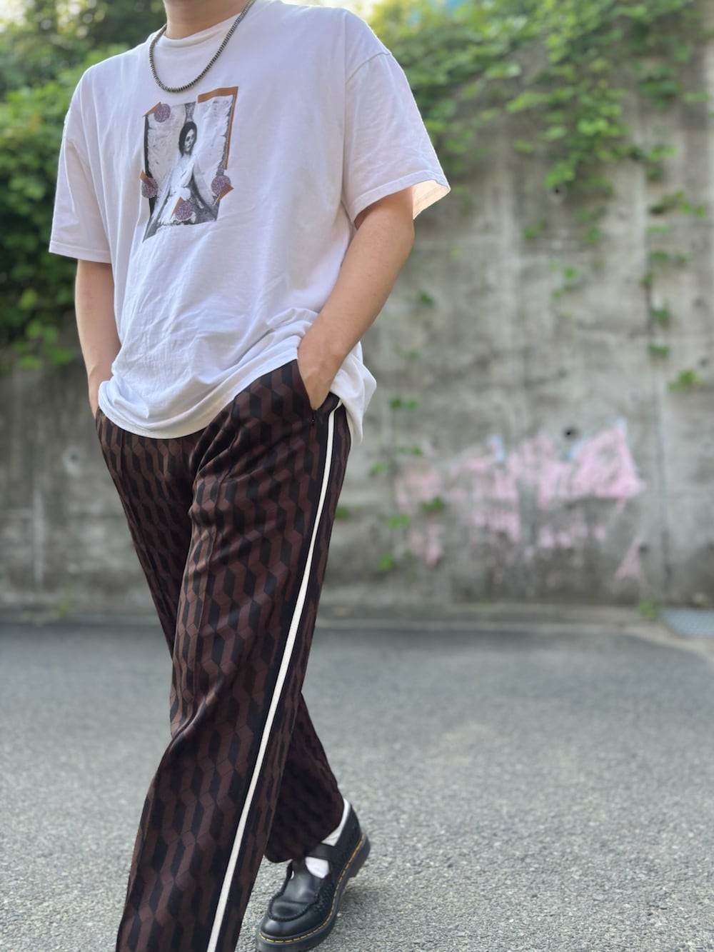 ホワイト系のTシャツ/カットソー、ブラック系のサンダル、ブラウン系のその他パンツを着用したメンズの夏コーディネートの2枚目の写真