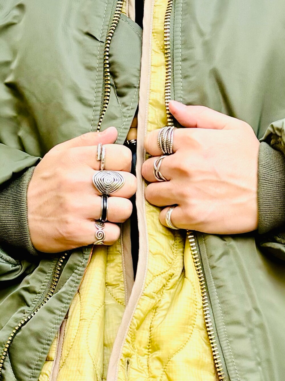 イエロー系のスニーカー、ブラック系のスラックス、グリーン系のMA-1を着用したメンズの冬コーディネートの5枚目の写真