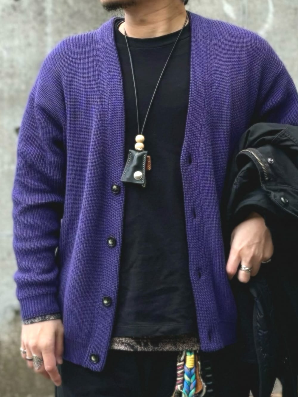 イエロー系のスニーカー、ブラック系のその他パンツ、ブラック系のTシャツ/カットソーを着用したメンズの冬コーディネートの4枚目の写真