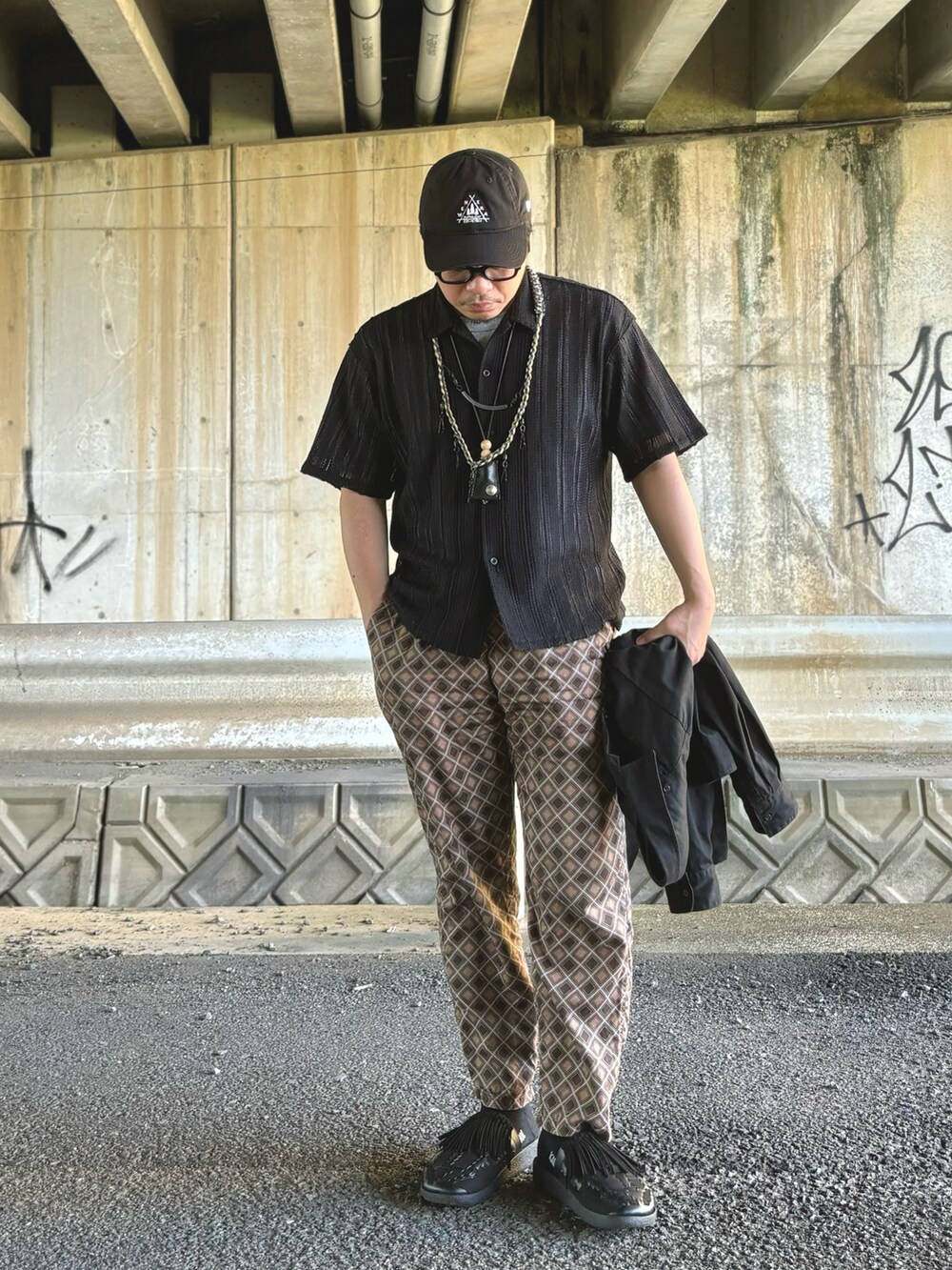 ブラック系のその他シューズ、ブラウン系のその他パンツ、ブラック系のシャツ/ブラウスを着用したメンズの春コーディネートの2枚目の写真