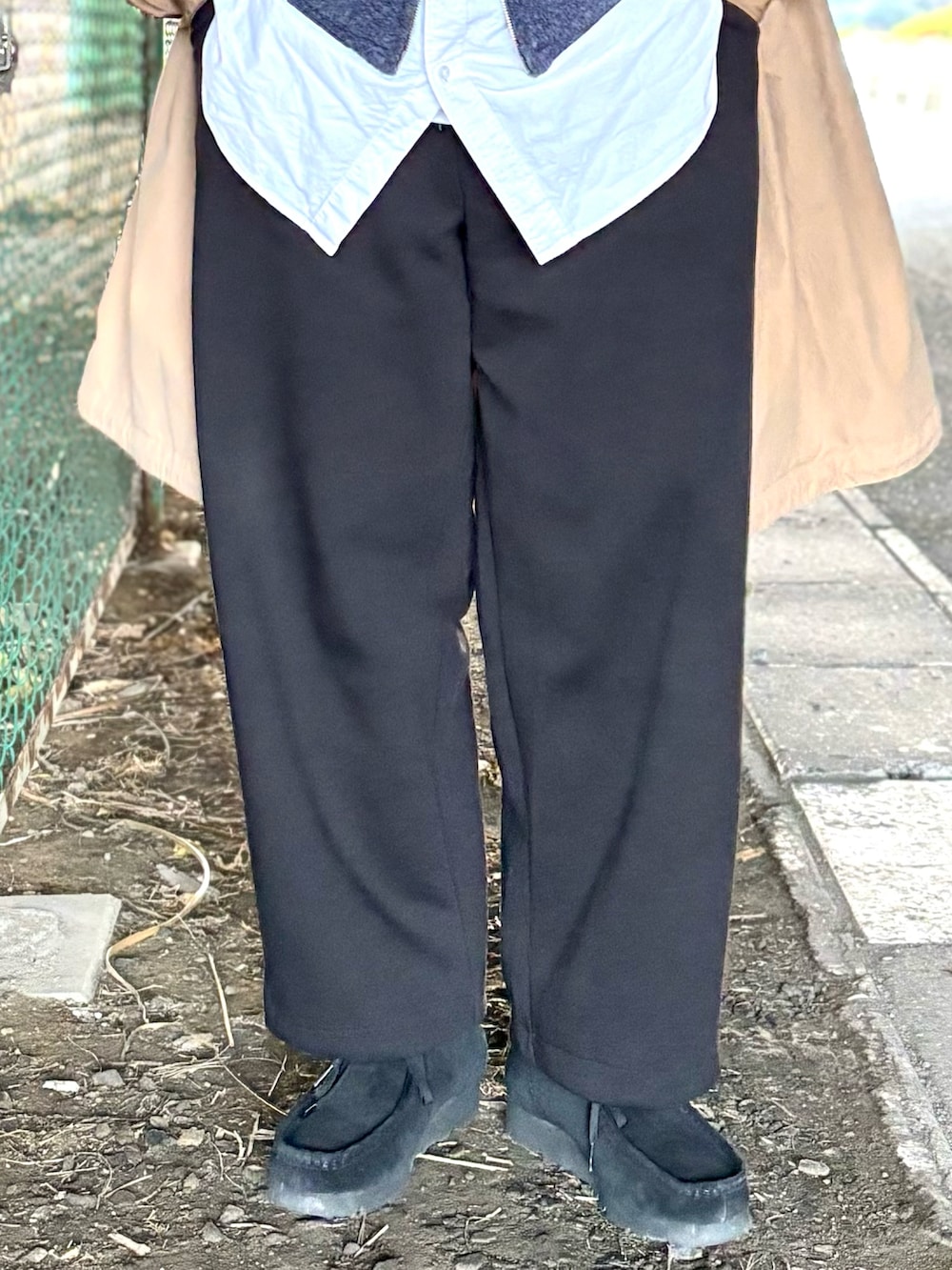 ブラック系のモカシン/デッキシューズ、ブラック系のスウェットパンツ、ブラウン系のモッズコートを着用したメンズの冬コーディネートの4枚目の写真