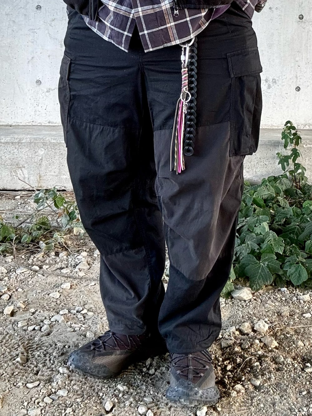 ブラック系のスニーカー、ブラック系のカーゴパンツ、ブラウン系のシャツ/ブラウスを着用したメンズの秋コーディネートの4枚目の写真