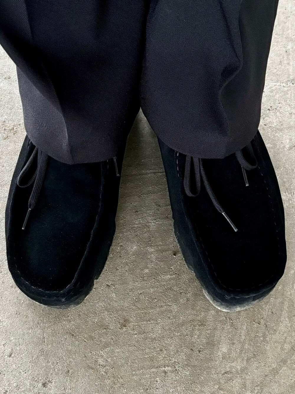 ブラック系のモカシン/デッキシューズ、ブラック系のスラックス、グレー系のブルゾンを着用したメンズの秋コーディネートの5枚目の写真