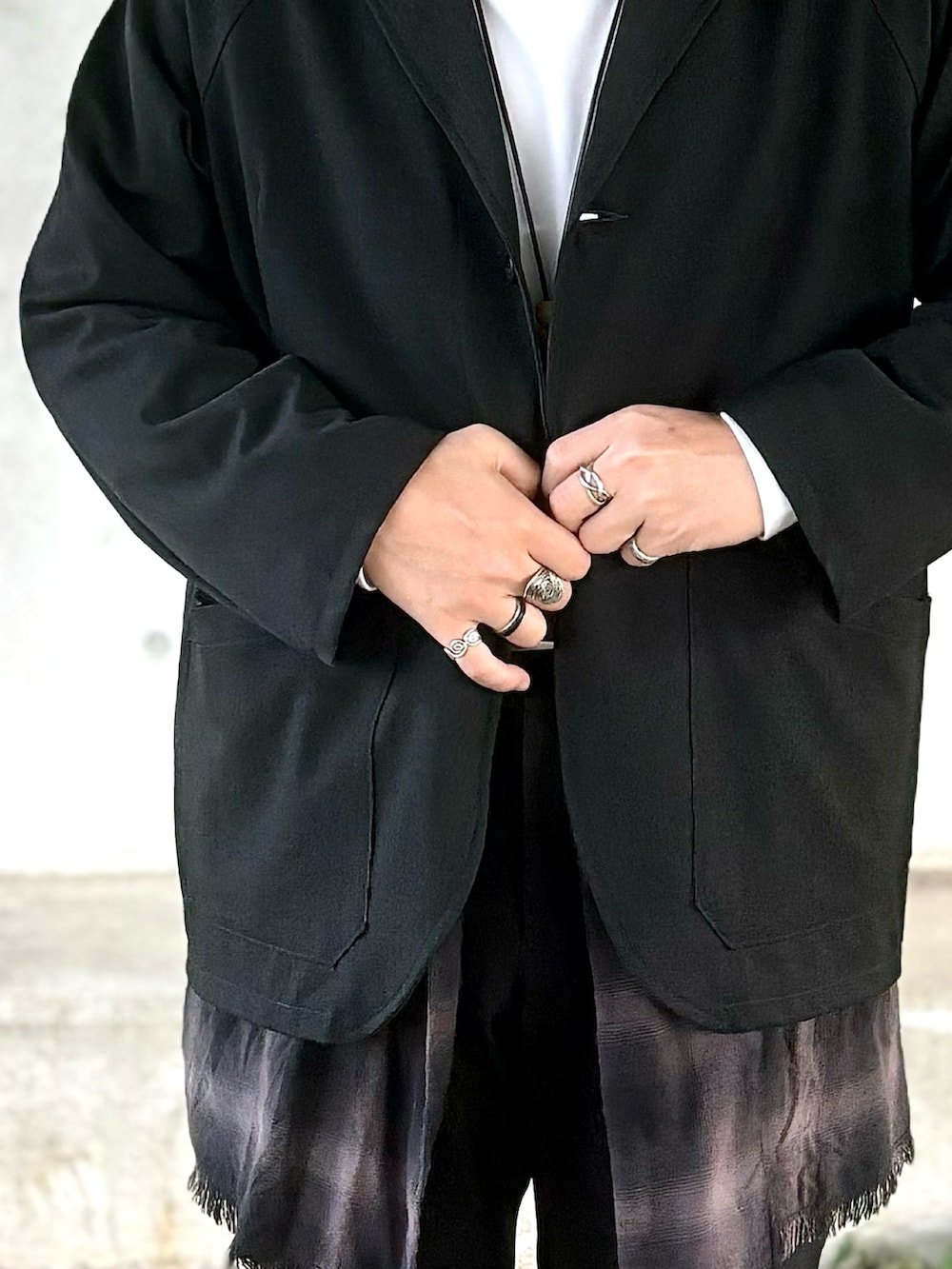 ブラック系のモカシン/デッキシューズ、ブラック系のスラックス、ブラウン系のシャツ/ブラウスを着用したメンズの秋コーディネートの2枚目の写真