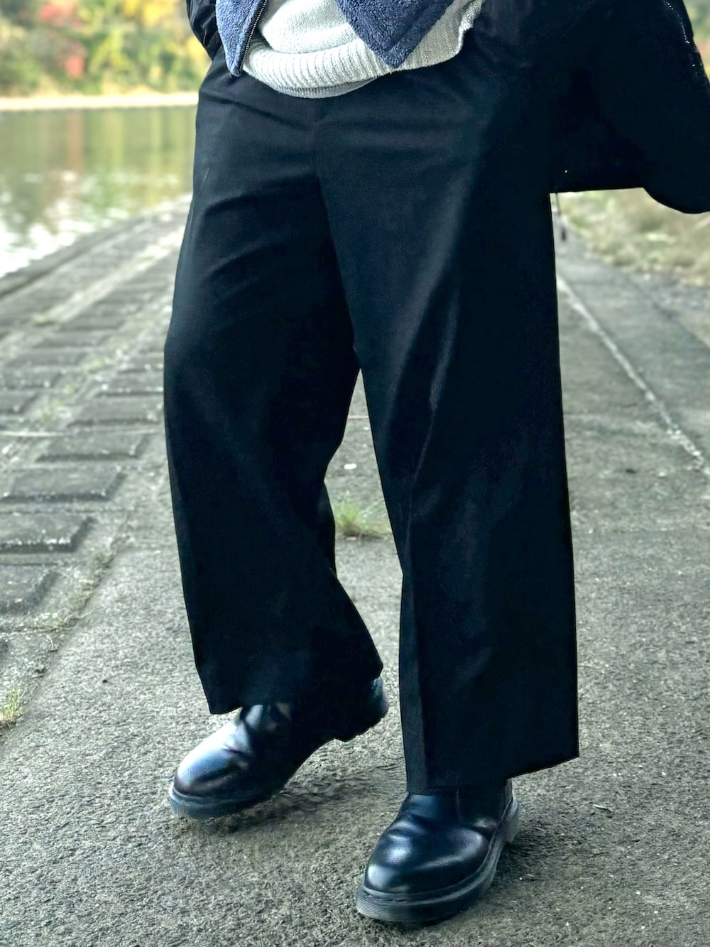 ブルー系のベスト、ブラック系のジャケット/アウター、グレー系のニット/セーターを着用したメンズの冬コーディネートの4枚目の写真