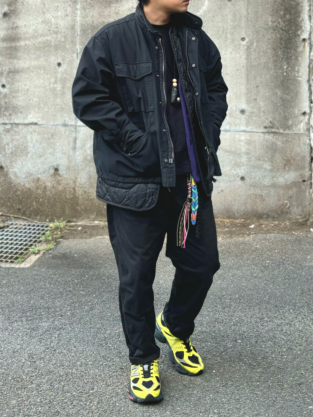 イエロー系のスニーカー、ブラック系のその他パンツ、ブラック系のTシャツ/カットソーを着用したメンズの冬コーディネートの2枚目の写真