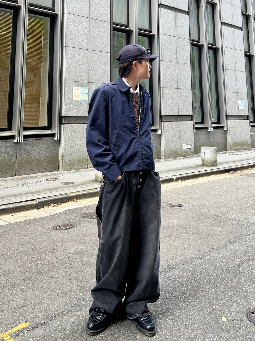 「最近のいい感じコーデ、カジュアルコーデ、キャップ、古着、革靴、レイヤード、秋冬コーデ、海外ファッション、ストリートシック」｜「BALLSY.BROTHERSのアイテム（デニムパンツ、ブラック系）」を使った、Masaki/政貴さん（メンズ・165cm）の秋コーディネートの2枚目の写真
