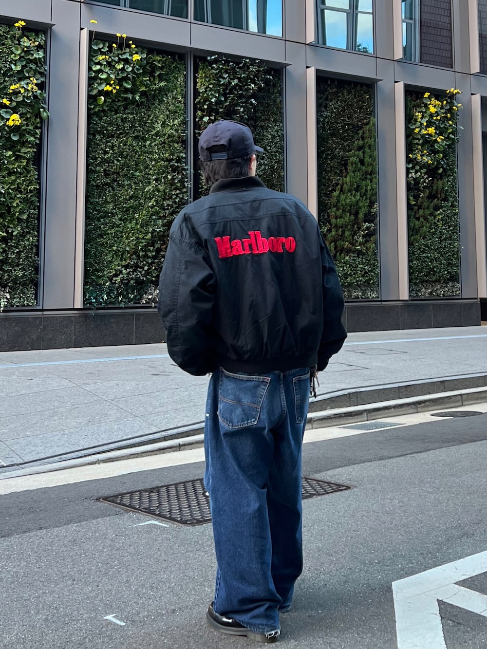 ブラック系のブルゾン、その他のニット/セーター、ホワイト系のシャツ/ブラウスを着用したメンズの冬コーディネートの2枚目の写真