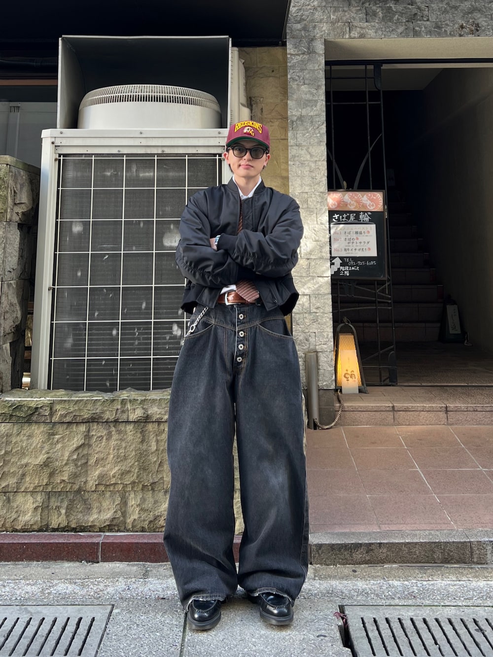 「春めき満開コーデ、ジャケット、ネクタイ、シンプル、シンプルコーデ、メンズファッション、春服、古着MIX、おしゃれさんと繋がりたい、プチプラコーデ、デニムパンツ、ローファー、海外系ファッション、ストリートシック、UNIQLO」｜「古着のアイテム（キャップ、レッド系）」を使った、Masaki/政貴さん（メンズ・165cm）の春コーディネートの2枚目の写真