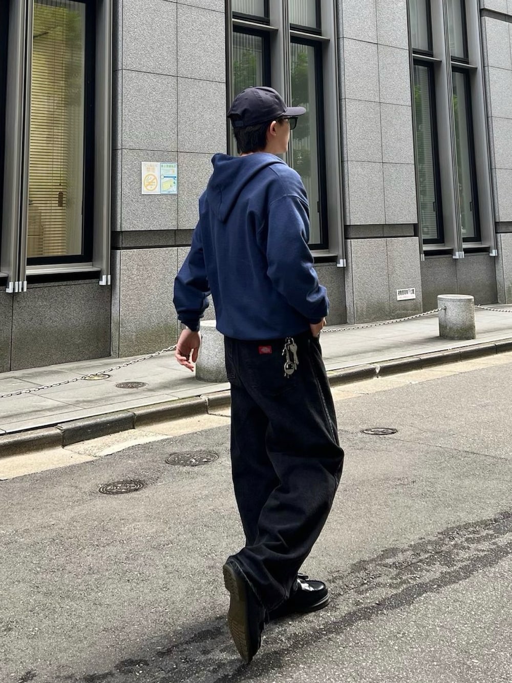 「最近のいい感じコーデ、海外系ファッション、ストリートシック、シティーボーイ、ジップパーカー、デニムパンツ、ローファー」｜「Championのアイテム（パーカー、ブルー系）」を使った、Masaki/政貴さん（メンズ・165cm）の秋コーディネートの2枚目の写真