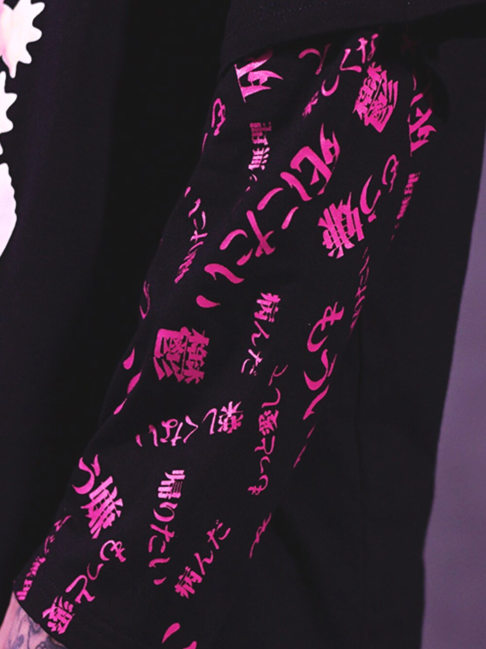 ブラック系のTシャツ/カットソーを着用したレディースの冬コーディネートの3枚目の写真