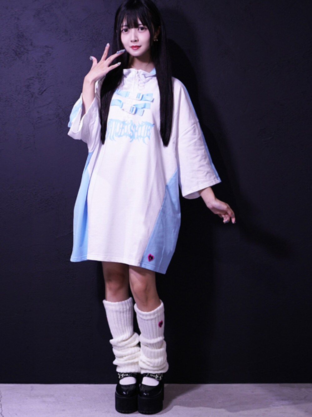 ホワイト系のTシャツ/カットソーを着用したレディースの夏コーディネートの4枚目の写真