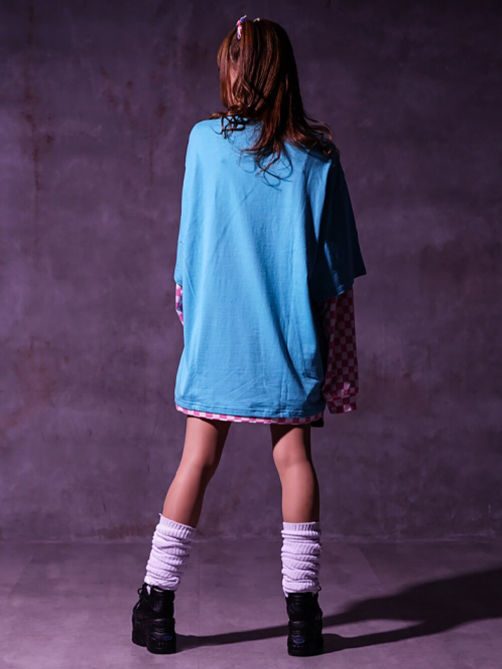 ブルー系のTシャツ/カットソーを着用したレディースの秋コーディネートの4枚目の写真