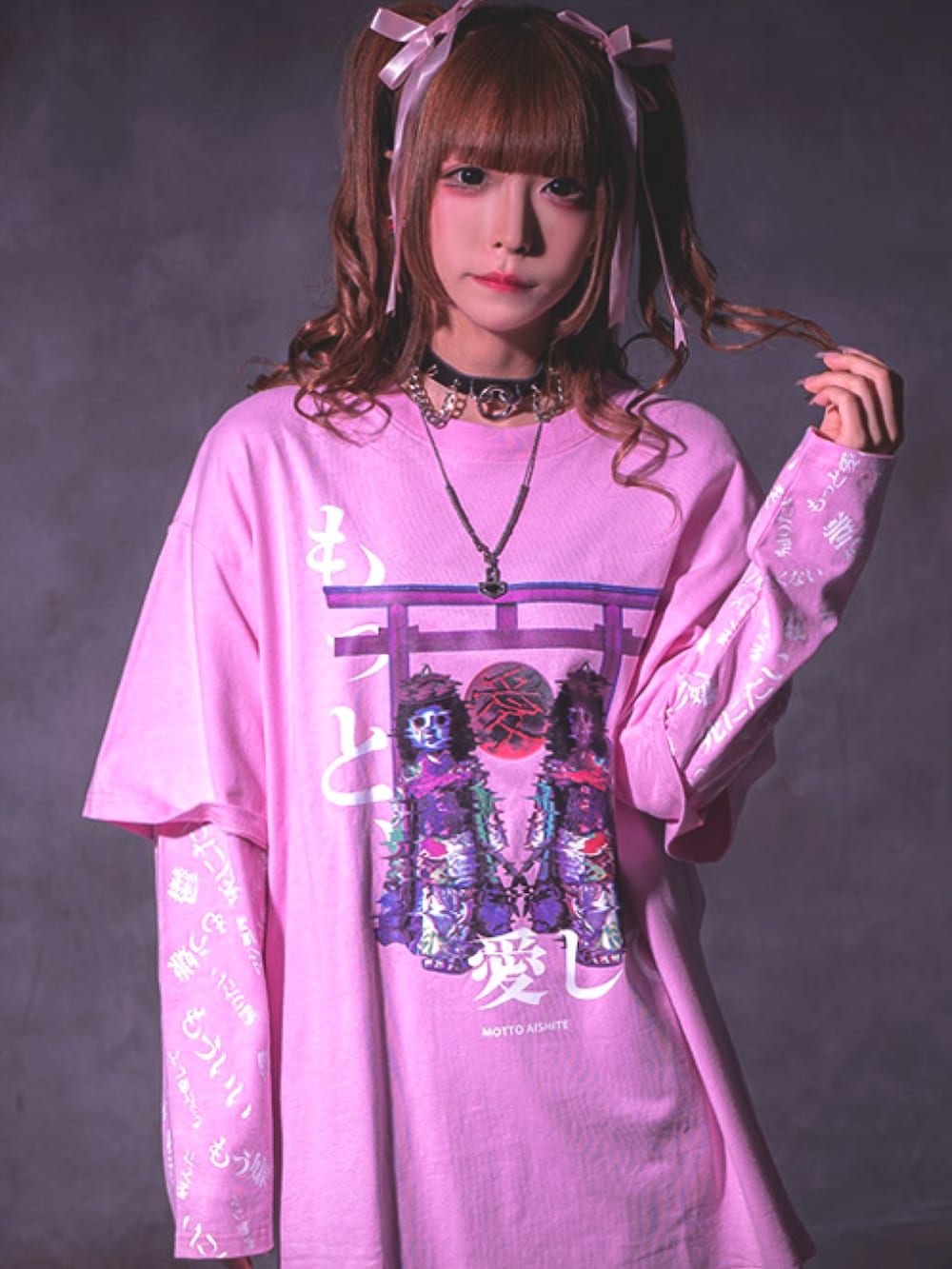 ピンク系のTシャツ/カットソーを着用したレディースの冬コーディネートの2枚目の写真