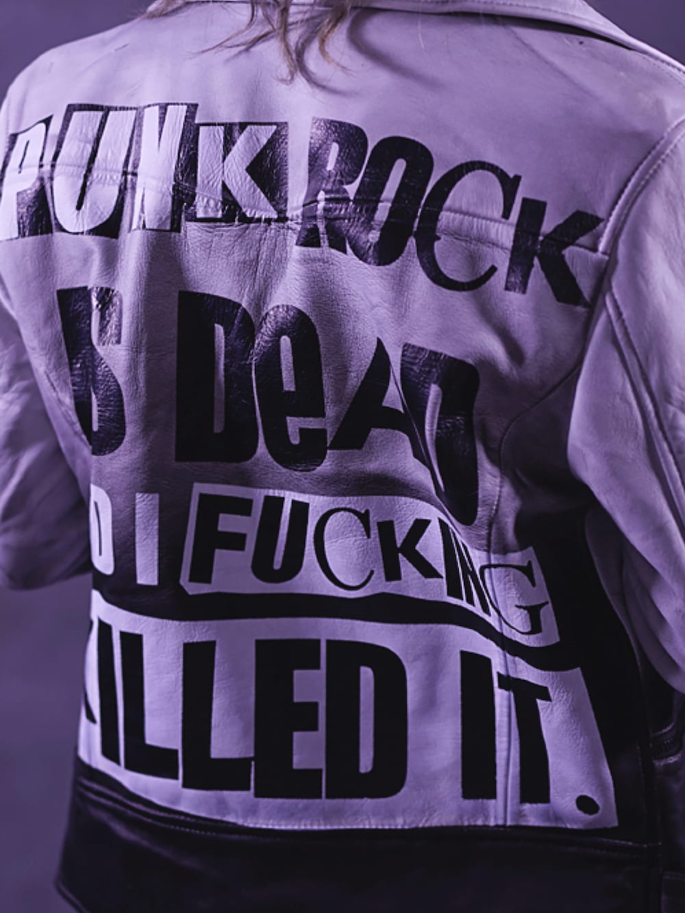 グレー系のライダースジャケット、ブラック系のシャツ/ブラウス、ブラック系のパンツを着用したレディースの秋コーディネートの4枚目の写真