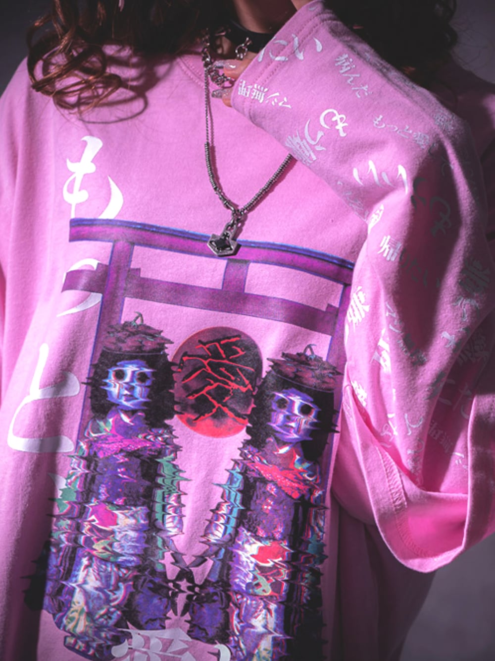 ピンク系のTシャツ/カットソーを着用したレディースの冬コーディネートの3枚目の写真