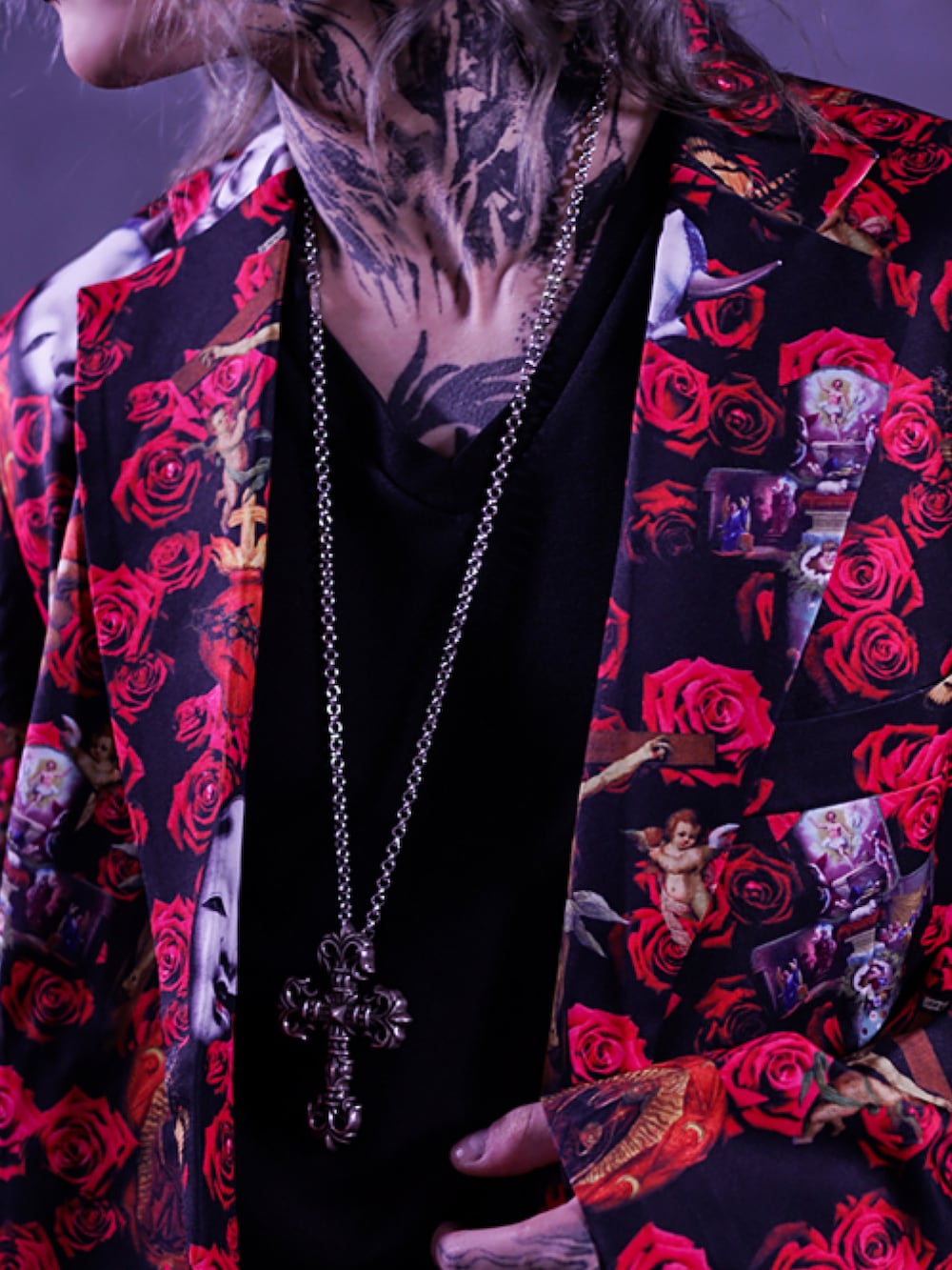 レッド系のテーラードジャケットを着用したレディースの秋コーディネートの5枚目の写真