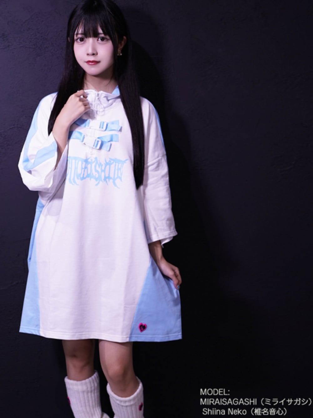 ホワイト系のTシャツ/カットソーを着用したレディースの夏コーディネートの3枚目の写真