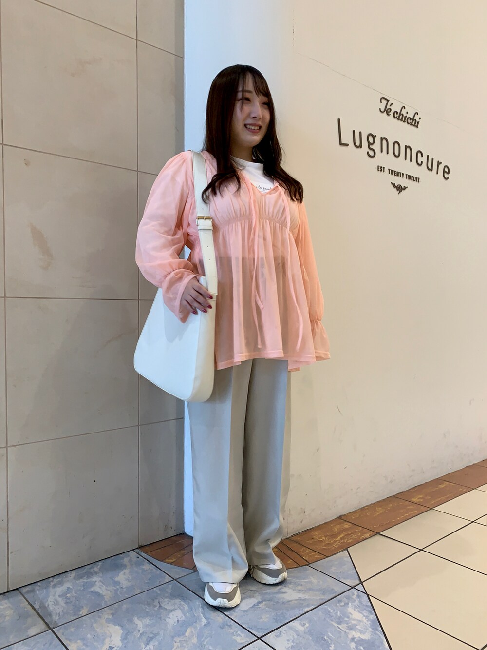 ベージュ系のその他パンツ、ピンク系のシャツ/ブラウス、ホワイト系のTシャツ/カットソーを着用したレディースの春コーディネートの2枚目の写真