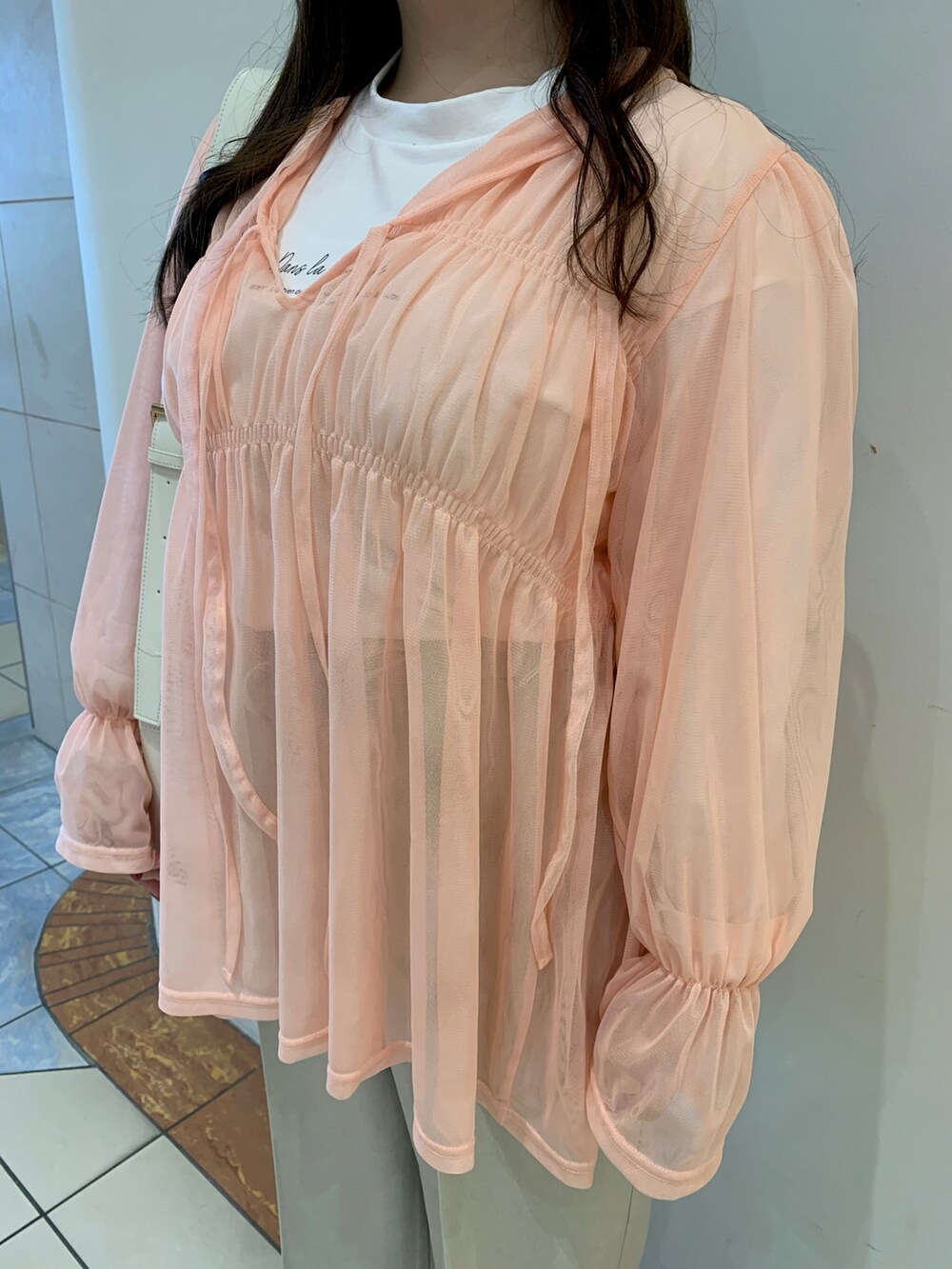 ベージュ系のその他パンツ、ピンク系のシャツ/ブラウス、ホワイト系のTシャツ/カットソーを着用したレディースの春コーディネートの3枚目の写真