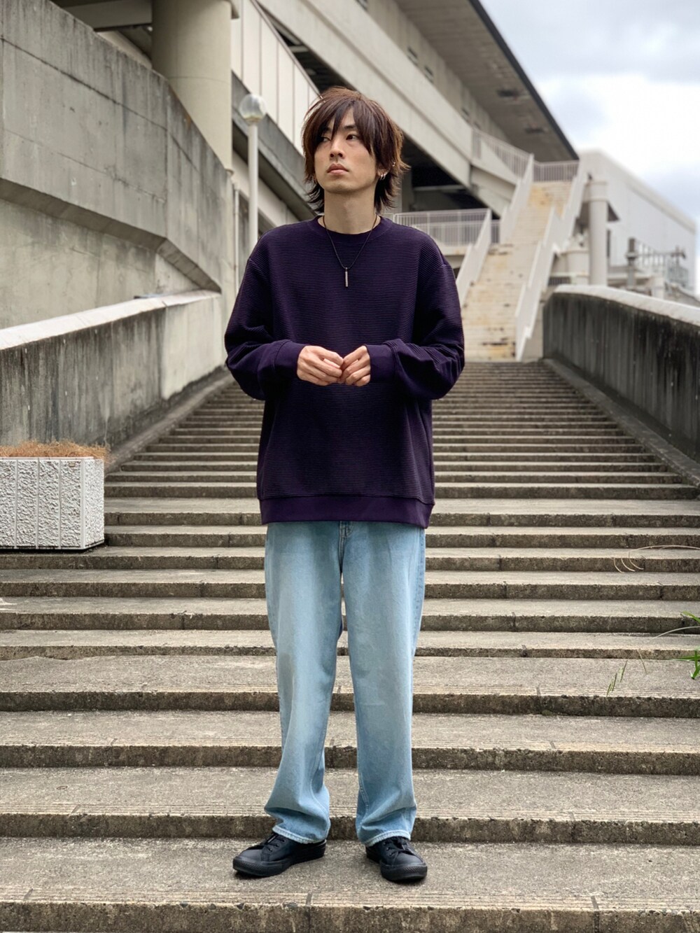 「シンプルコーデ、おしゃれさんと繋がりたい、シンプルスタイル、プチプラ、大人カジュアル、秋コーデ、ニット帽、パープル、デニム、デニムパンツ、converse、カジュアル、ストリート」｜「H&Mのアイテム（トップス、パープル系）」を使った、opepeさん（メンズ・175cm）の秋コーディネートの3枚目の写真