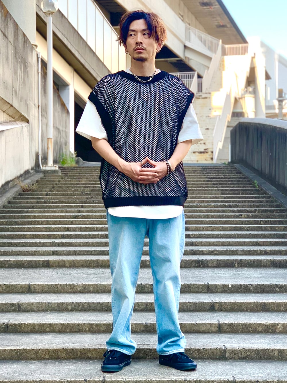 ブラック系のベスト、ホワイト系のTシャツ/カットソー、シルバー系のチョーカーを着用したメンズの夏コーディネートの5枚目の写真
