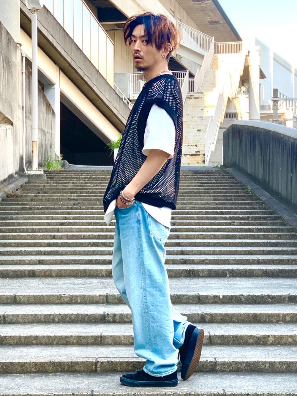 ブラック系のベスト、ホワイト系のTシャツ/カットソー、シルバー系のチョーカーを着用したメンズの夏コーディネートの3枚目の写真