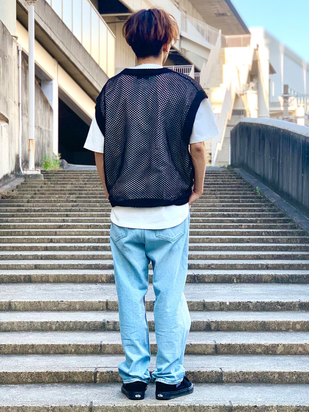 ブラック系のベスト、ホワイト系のTシャツ/カットソー、シルバー系のチョーカーを着用したメンズの夏コーディネートの4枚目の写真