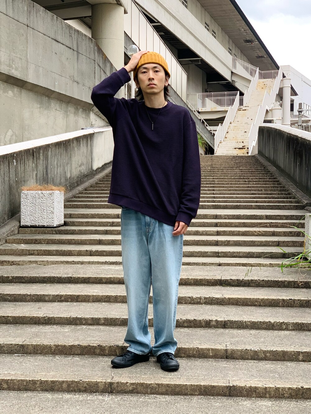 「シンプルコーデ、おしゃれさんと繋がりたい、シンプルスタイル、プチプラ、大人カジュアル、秋コーデ、ニット帽、パープル、デニム、デニムパンツ、converse、カジュアル、ストリート」｜「H&Mのアイテム（トップス、パープル系）」を使った、opepeさん（メンズ・175cm）の秋コーディネートの2枚目の写真