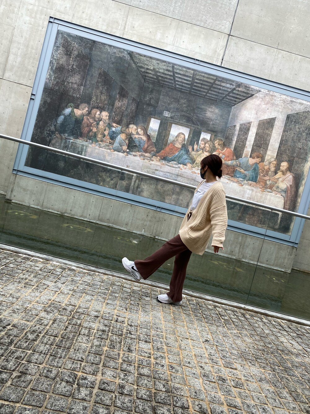 ホワイト系のニット/セーターを着用したレディースの秋コーディネートの2枚目の写真