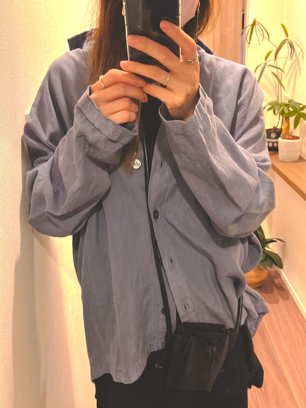 ブルー系のシャツ/ブラウス、ブラック系のスカート、ブラック系のショルダーバッグを着用したレディースの秋コーディネートの3枚目の写真