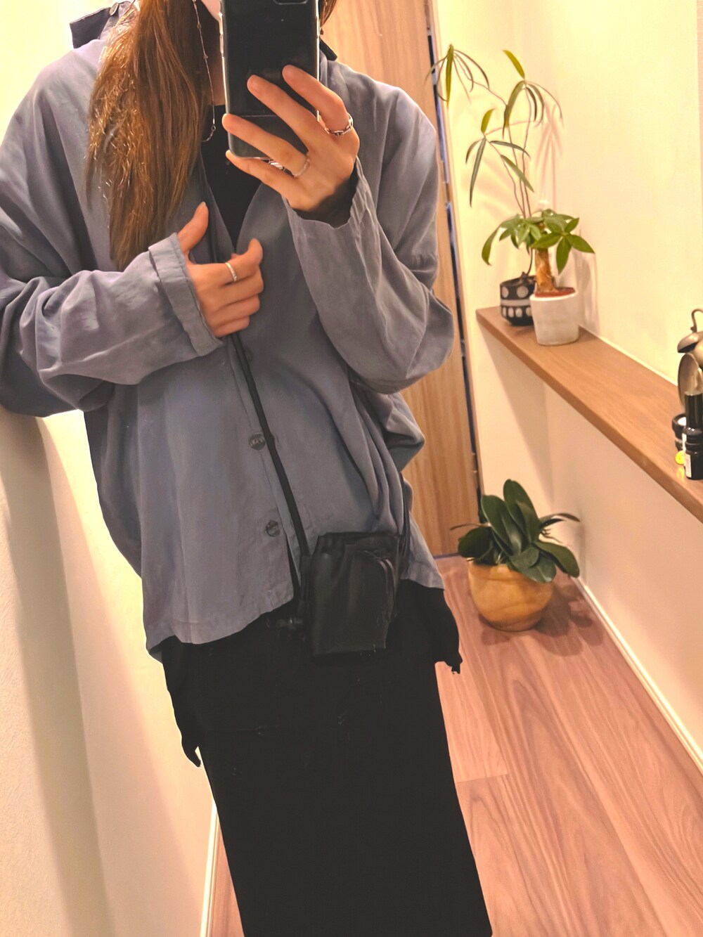 ブルー系のシャツ/ブラウス、ブラック系のスカート、ブラック系のショルダーバッグを着用したレディースの秋コーディネートの5枚目の写真