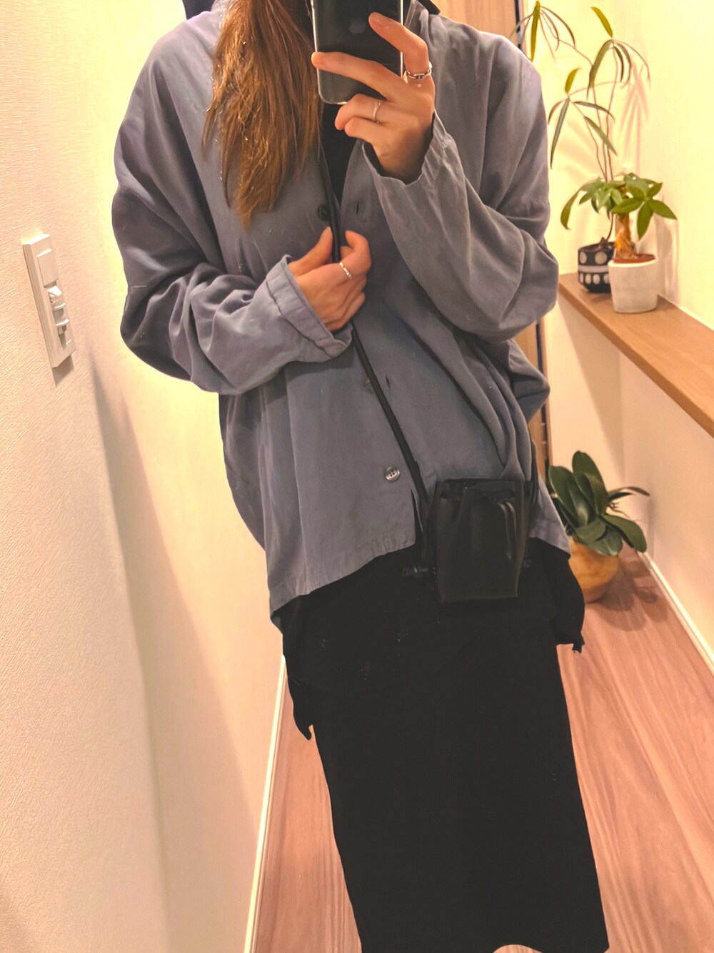 ブルー系のシャツ/ブラウス、ブラック系のスカート、ブラック系のショルダーバッグを着用したレディースの秋コーディネートの4枚目の写真