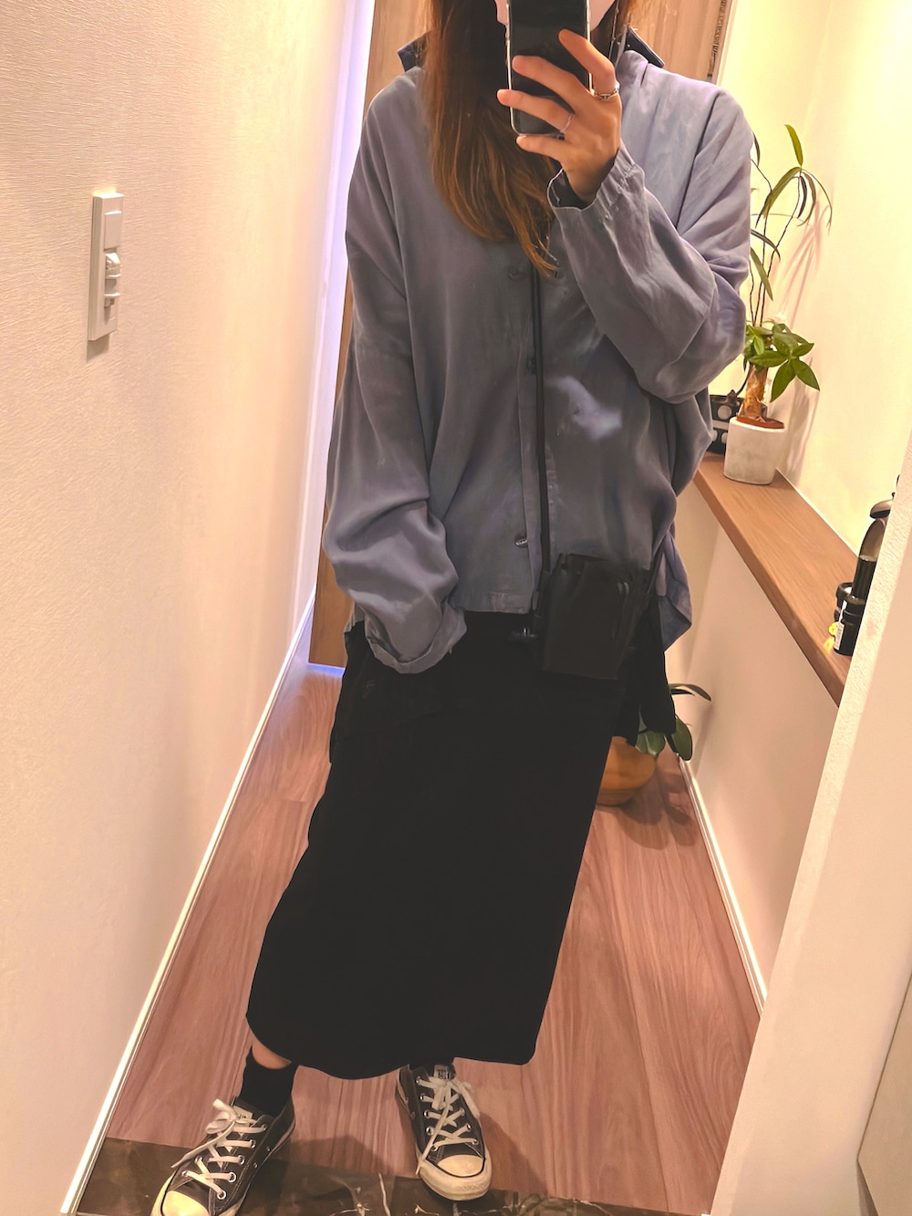 ブルー系のシャツ/ブラウス、ブラック系のスカート、ブラック系のショルダーバッグを着用したレディースの秋コーディネートの2枚目の写真