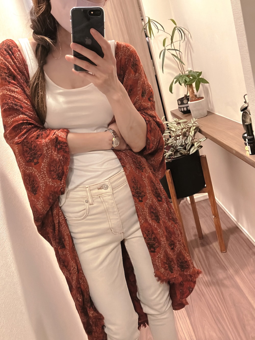 ホワイト系のTシャツ/カットソー、レッド系のカーディガン/ボレロ、ホワイト系のデニムパンツを着用したレディースの秋コーディネートの4枚目の写真