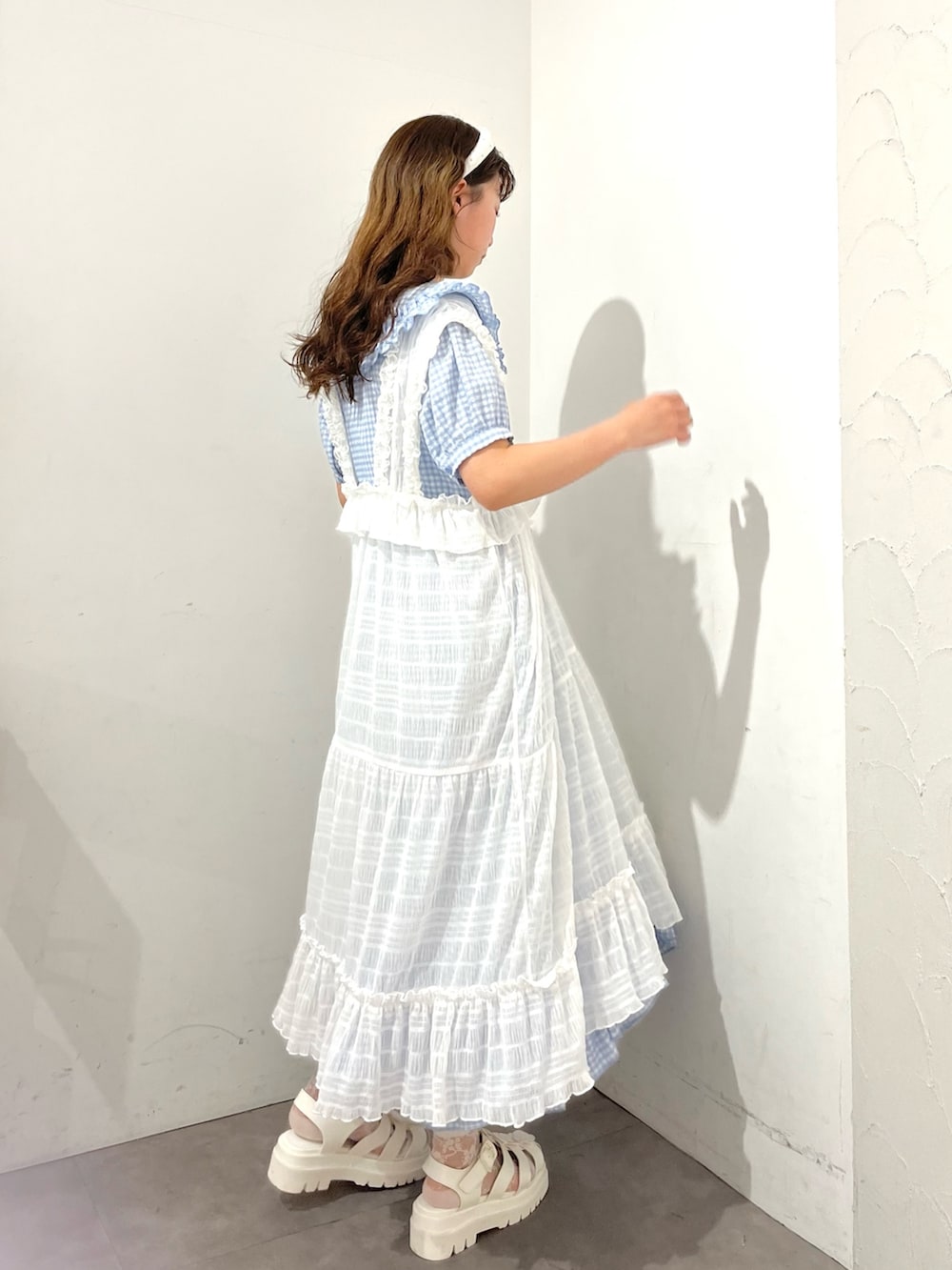 ブルー系のワンピース、ホワイト系のワンピース、ホワイト系のサンダルを着用したレディースの春コーディネートの3枚目の写真