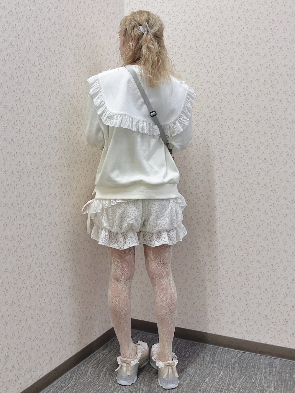 ホワイト系のスウェット、グレー系のショルダーバッグ、ホワイト系のその他パンツを着用したレディースの冬コーディネートの3枚目の写真