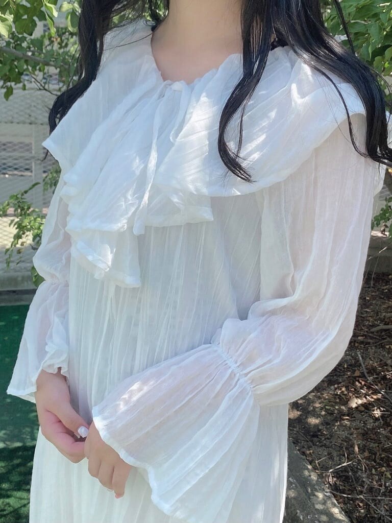 ホワイト系のワンピース、ブルー系のパンプスを着用したレディースの夏コーディネートの7枚目の写真