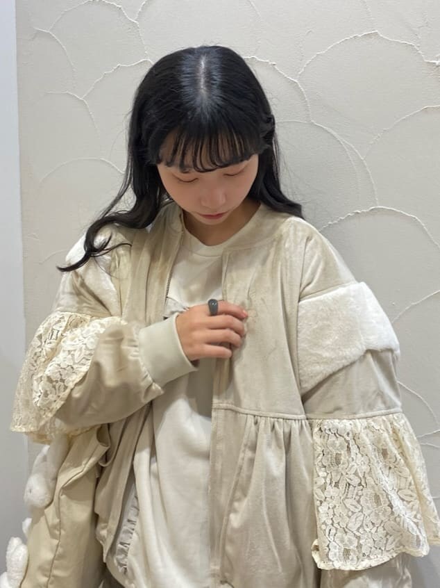 ブラック系のその他パンツ、ホワイト系のスウェット、ホワイト系のパンプスを着用したレディースの秋コーディネートの4枚目の写真