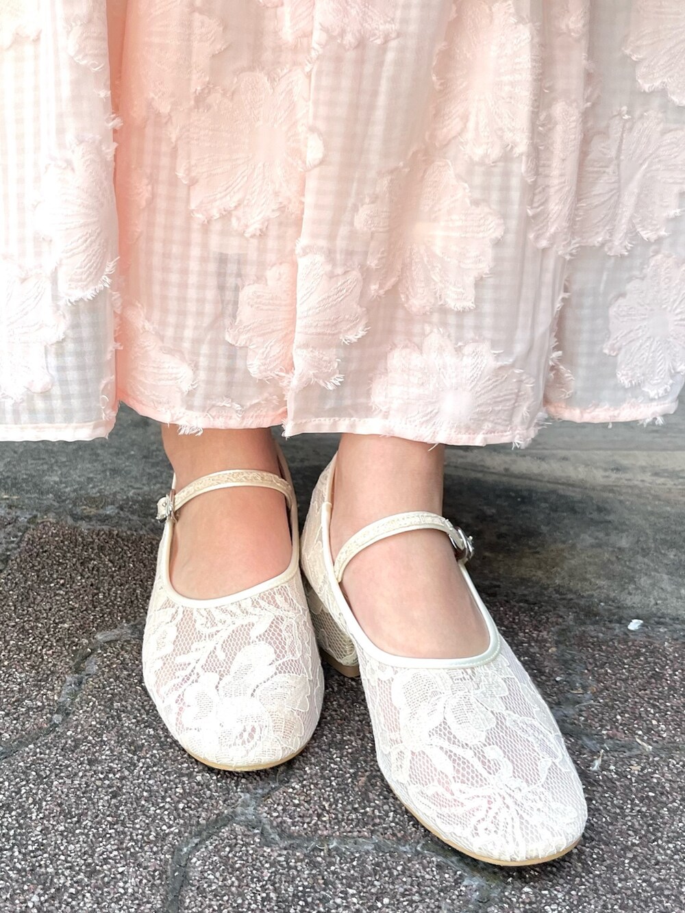 ホワイト系のシャツ/ブラウス、ホワイト系のTシャツ/カットソー、ピンク系のスカートを着用したレディースの春コーディネートの8枚目の写真