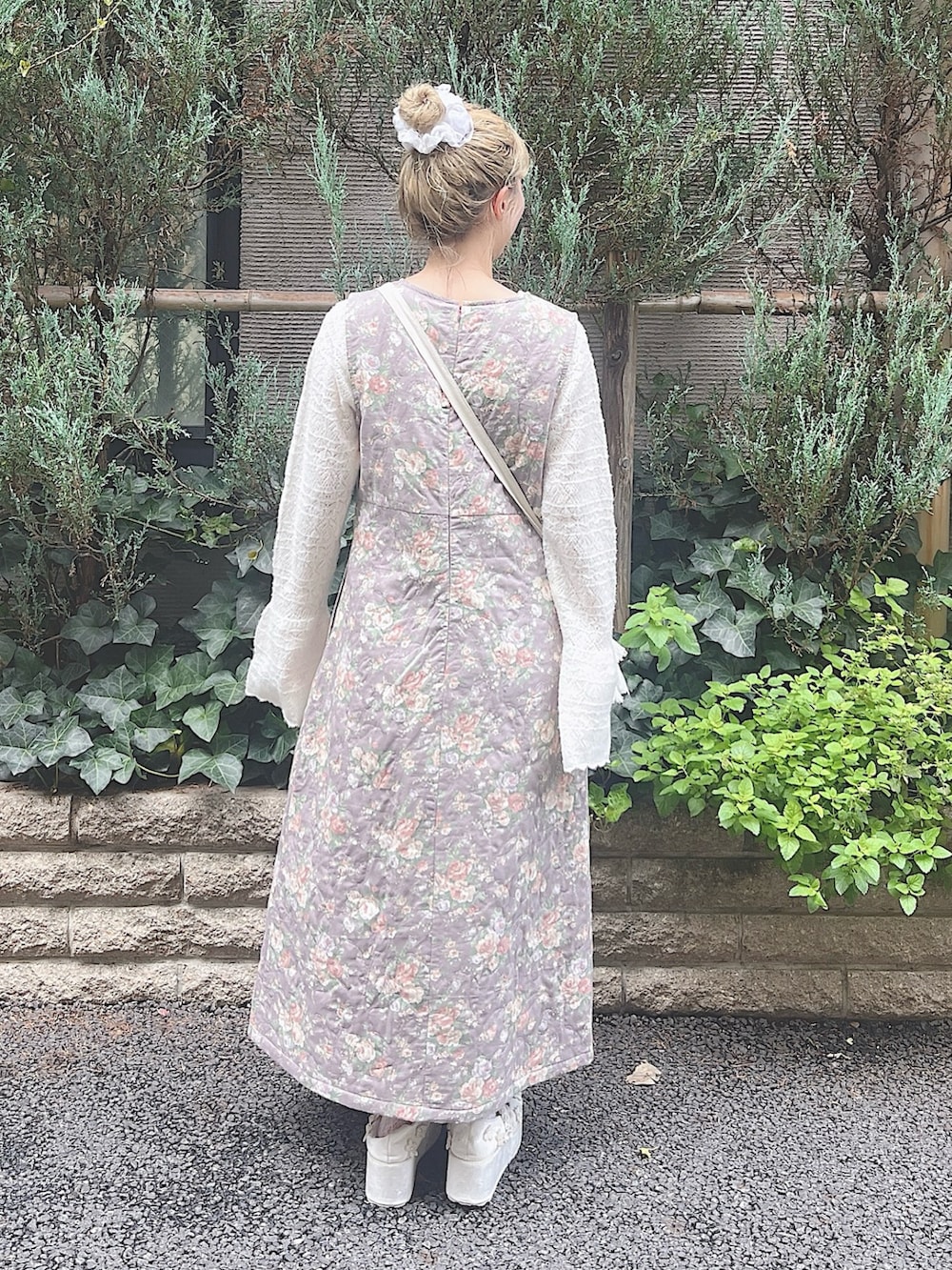 パープル系のワンピース、ホワイト系のニット/セーター、ベージュ系のショルダーバッグを着用したレディースの秋コーディネートの3枚目の写真